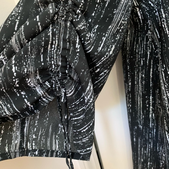 Black and white lined dress - Picture 2 of 5